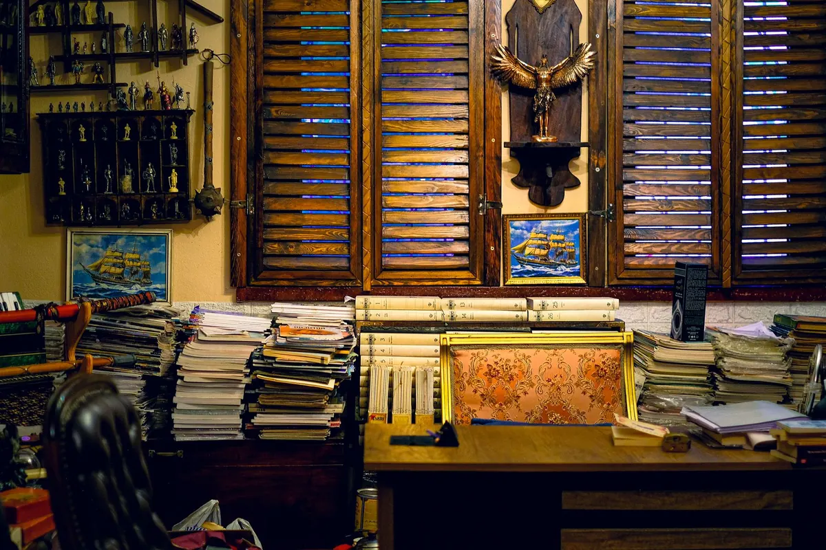 5 Storage Mistakes That Clutter a Small Home Office (and Easy Fixes)