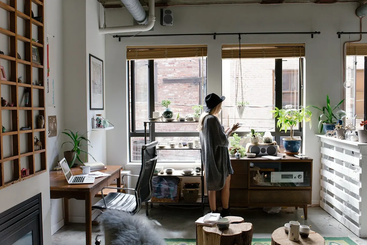 How to Set Up a Home Office in a Sunny Room Without Glare on Your Screen