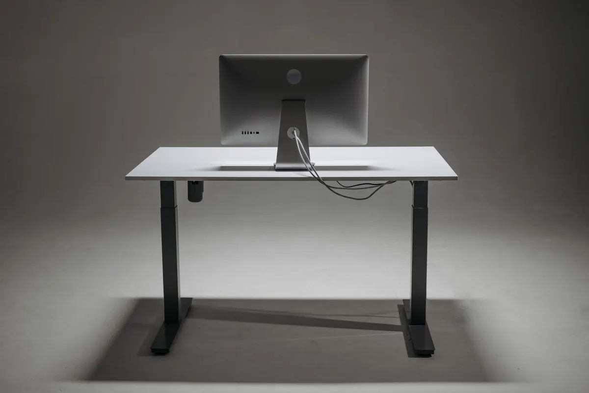Sit-Stand vs. Fixed Desks: Which One Fits a Small Home Office?